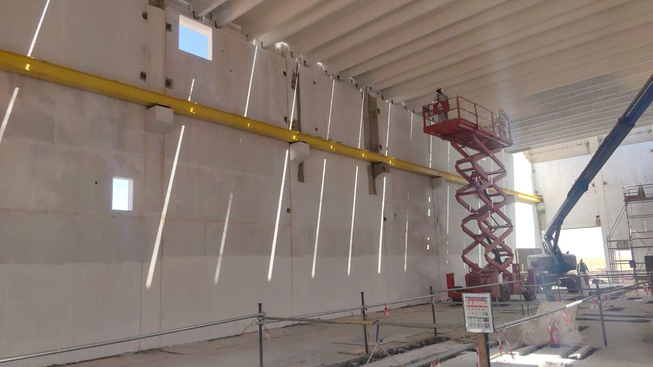 ونش علوي في مصنع First for Cranes